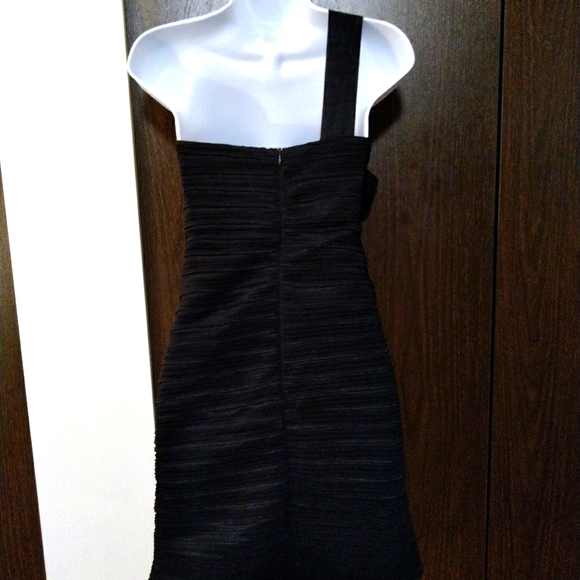 Short little black dress - Picture 3 of 6